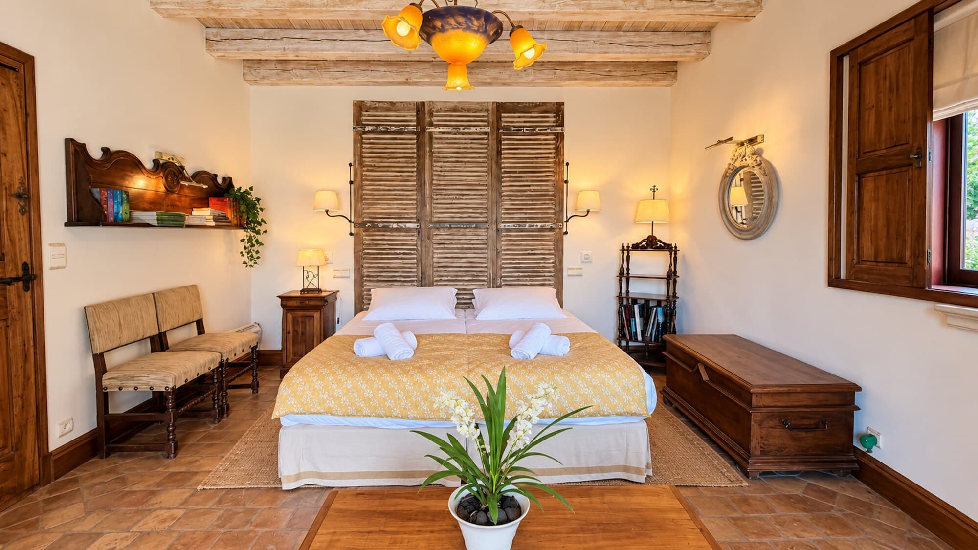 Chambre à la tête de lit en volets anciens