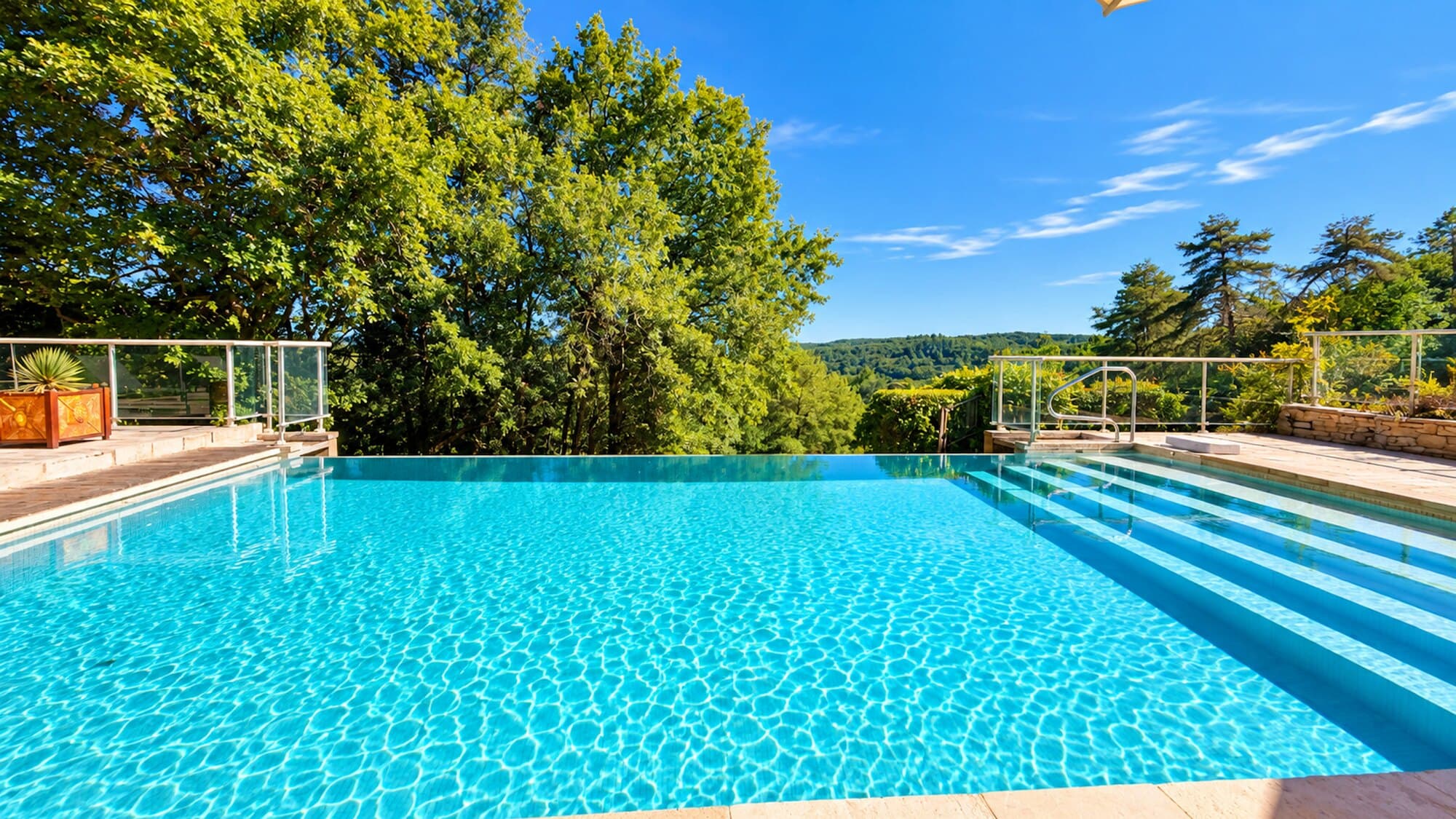 La piscine à débordement face à la vallée