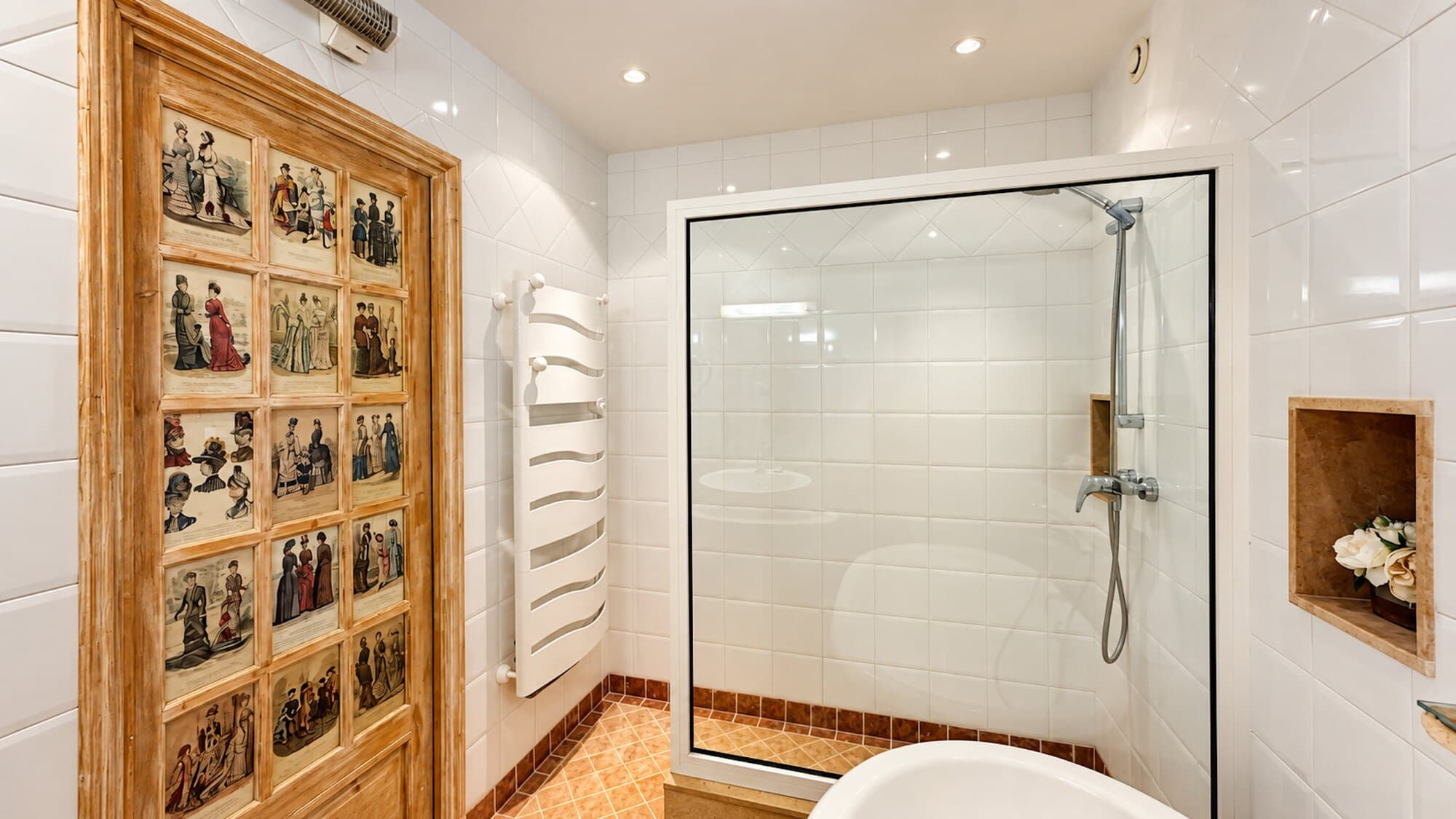 Salle de bains avec douche et baignoire