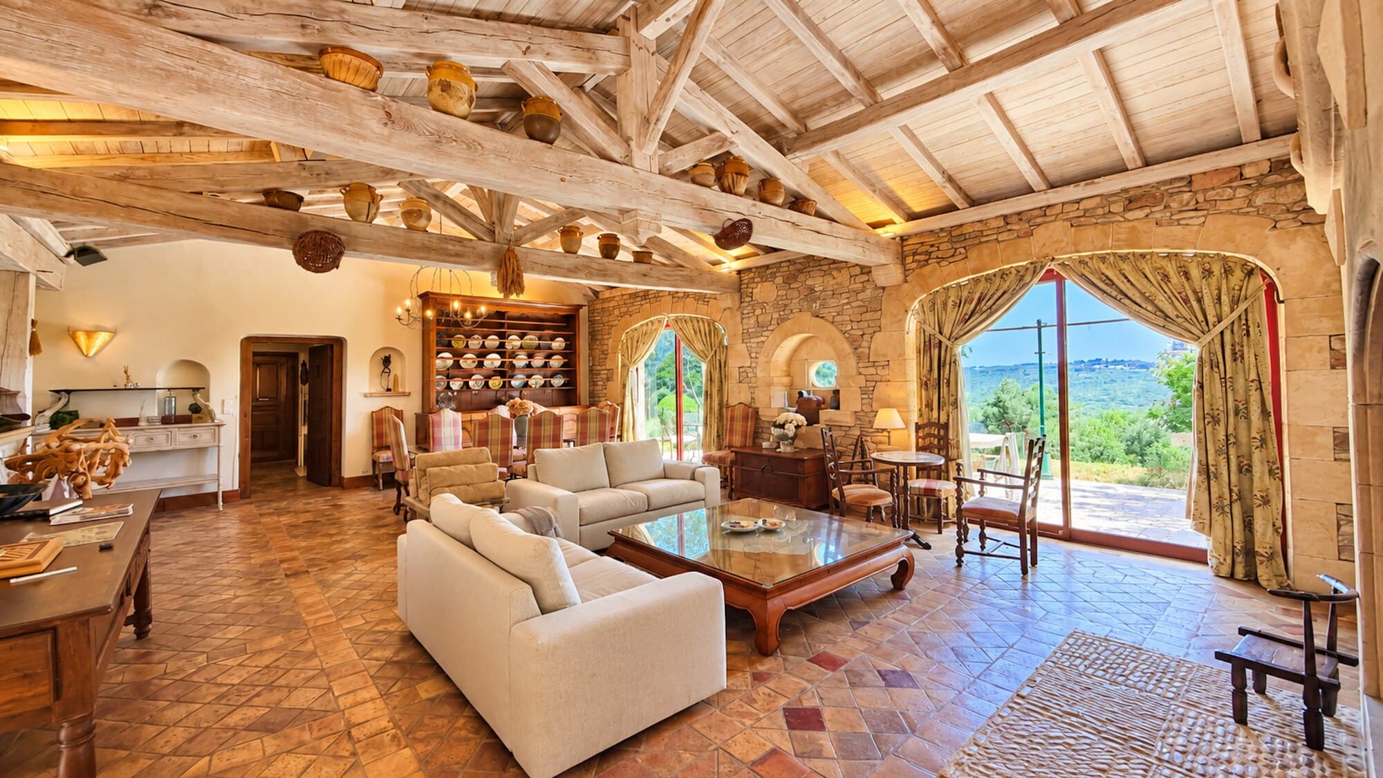 Le salon ouvert sur la vallée