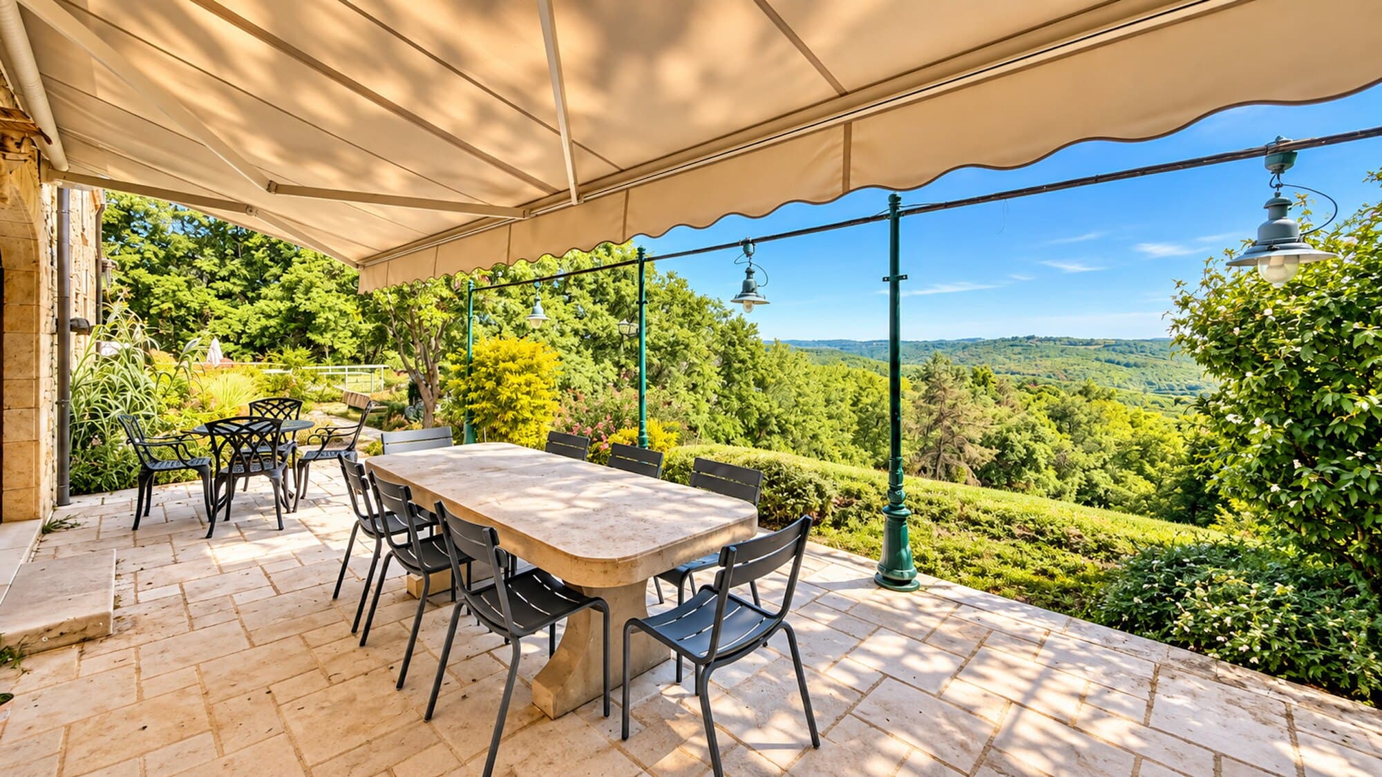 Déjeuner sur la terrasse, face à la vallée